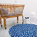 Un tapis réalisé à la main en boules de laine feutrée. Fabriqué au Népal. Diamètre 90 cm. 235 €. Tapis Karma. Lilipinso.