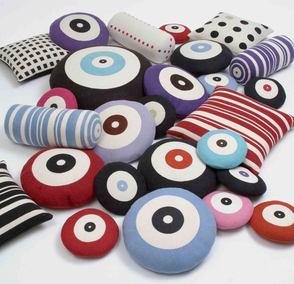 Chaque coussin est imprimé sur un mélange de feutre tricoté (60% laine et 40% alpaga), puis cuit à la vapeur, lavé et cousu. Les coussins sont déhoussables et lavables. En diamètre 30 cm : 79 €. Dot. Love Creative People.