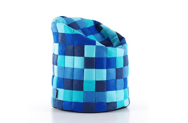 Un pouf en patchwork de feutre, rempli de polystyrène expansé. 70 x 70 x H 75 cm. 114 €. Pouf Pop. Kave Home.