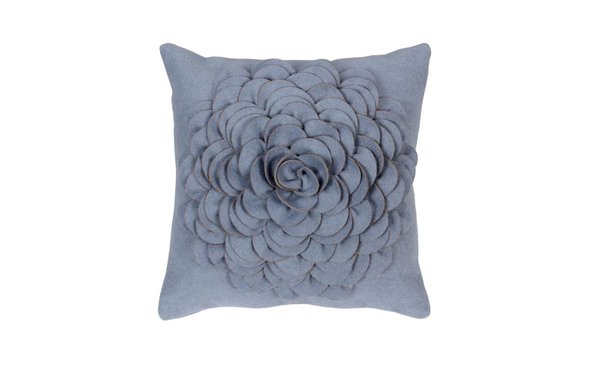 Un petit air chic pour cet élégant coussin en feutre de 30 x 30 cm. A partir de 32 €. Coussin Hortensia. Côté Table.