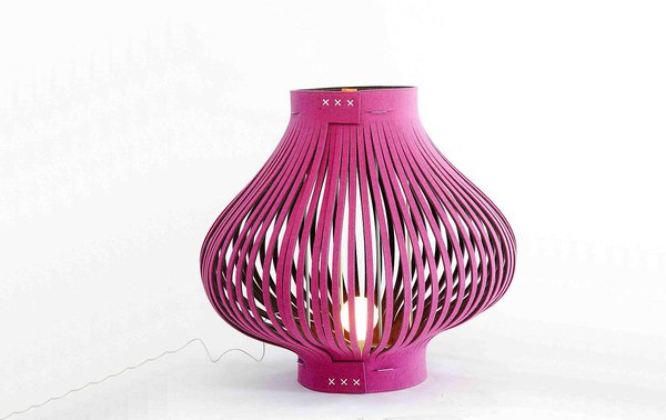 Les lanières de feutre acoustique de cette lampe ont été fixées sur une structure en acier lui permettant d’adopter des formes variées. 58 x 58 cm. A partir de 265 €. Lampe Buzzilight. Buzzispace. Galerie 116. 24, avenue Pierre Mendes France. 75013 Paris.