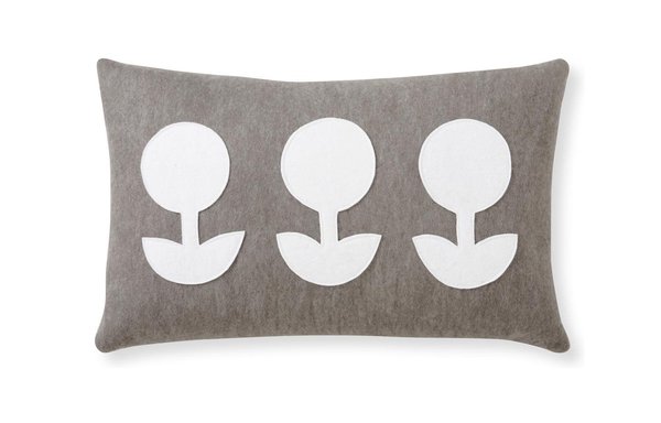 Ce coussin a un petit air enfantin. En laine feutrée avec des motifs appliqués, eux aussi en laine feutrée. 25 x 40 cm. 45 €. Coussin Flora baby c10+6. Muusa.