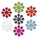 Ces petites étoiles en forme d’étoiles ou de fleurs, en laine feutrée, peuvent servir de sous-verre ou de dessous de plat. La grande étoile de 14 cm de diamètre : 12 €. La boîte de 12 petites étoiles : 22 €. Etoiles en feutre. Love Creative People.