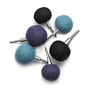 Pour animer le mur, des patères en feutre. A partir de 26 €. Kula Hook. Normann Copenhagen. Goodobject.me