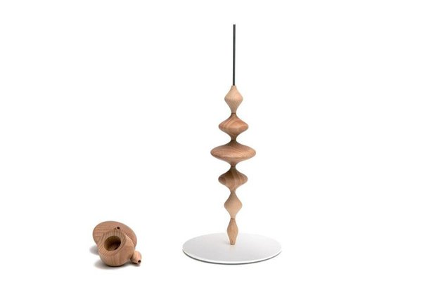 Clin d’œil aux jouets en bois traditionnel, un bougeoir à composer au gré de ses envies en empilant les perles de bois. En hêtre. H 33 cm. 49 €. Chandelier Perles. Darwin’s Home.