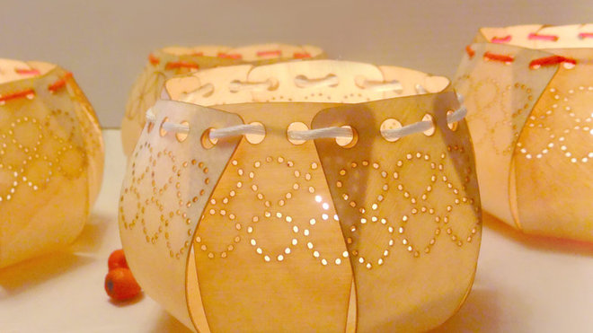 Pour une touche poétique sur la table, deux photophores en bois de bouleau gravé et percé rassemblés par un lacet blanc ou orange. Diamètre 7,6 cm. 8,75 €. Cocobohème. Pour une touche poétique sur la table, deux photophores en bois de bouleau gravé et percé rassemblés par un lacet blanc ou orange. Diamètre 7,6 cm. 8,75 €. Cocobohème.