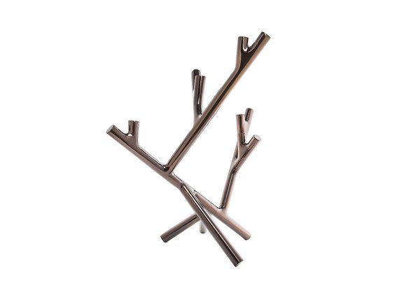 Evocation végétale pour le candélabre Brindille inspiré par une traduction poétique de la nature et signé Jean-Marc Gady pour Sia. Les bougies de posent comme des bourgeons sur un rameau. Aluminium, finition cuivre foncé. H 64, 499 €.