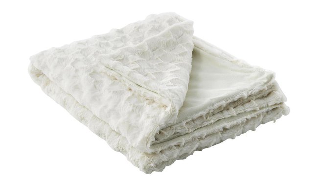 Ambiance chalet avec ce plaid imitation fourrure de 130 x 170 cm. En polyester. 39,90 €. Plaid Ska. Fly.