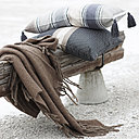 Très doux, un plaid en 100% laine mohair. Il mesure 130 x 170 cm. A associer avec des coussins en coton. A partir de 29,90 €. Plaid Hugo, coussins Noomi et Uma. Linum.