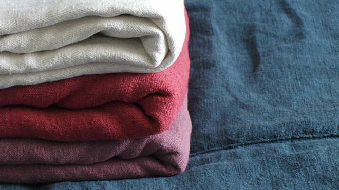 Un plaid rare. Fabriqué dans un coupon de chanvre du XIXème siècle, bouilli pour plus de souplesse et teint dans des couleurs poudrées. Existe en noir, framboise, gris et vieux rose, en 170 x 200 cm et 200 x 300 cm. A partir de 160 €. La P’tite Fabrik.