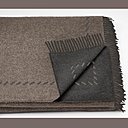 Le chic à l’état pur. Un plaid réversible en cachemire, orné d’un petit dessin géométrique en bordure et de franges. 140 x 190 cm. Plaid Cosi. Sahco.