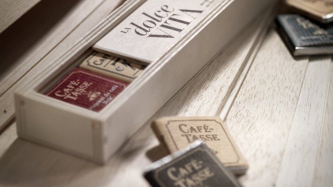 Le fameux belge Café Tasse fête Noël à l'ancienne avec de délicieux chocolats présentés dans un plumier.