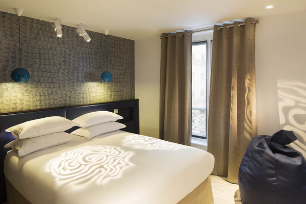 Dans l’une des chambres « Ecorce », un papier évocateur de la matière et une harmonie de bleus, du marine au bleu Cadillac. La projection de lumière participe à créer une ambiance particulière.