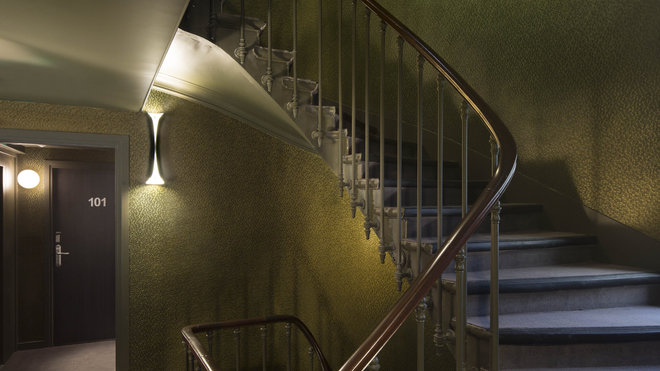 La cage d’escalier a été requalifiée avec des couleurs sombres de sous-bois qui mettent en relief son architecture d’autrefois. La cage d’escalier a été requalifiée avec des couleurs sombres de sous-bois qui mettent en relief son architecture d’autrefois.