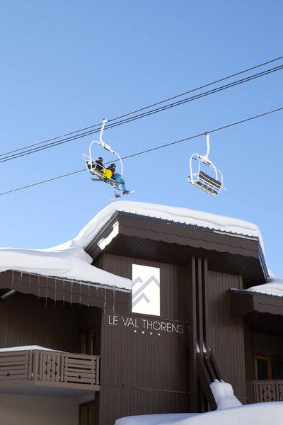 L’hôtel Le Val Thorens, un chalet en bois traditionnel rénové, est perché en haut des pistes.