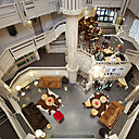 Au centre du chalet, l’atrium dessert les chambres et les salles communes.