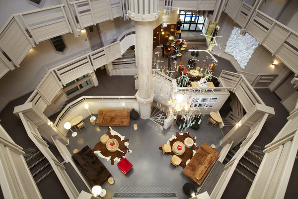 Au centre du chalet, l’atrium dessert les chambres et les salles communes.