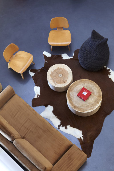 Sur le sol gris anthracite, des matières chaudes et authentiques, comme le  bois et la fourrure. Fauteuil de Charles et Ray Eames, (Vitra).