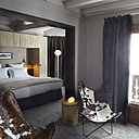 Les  fauteuils houssés de peau de vache (AA) prennent place dans un petit salon attenant à la chambre.