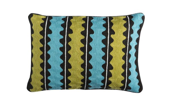 Voyageur. Coussin en tissu appliqué d’inspiration ethnique, 68 € Caravane.