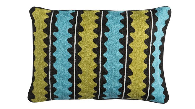 Voyageur. Coussin en tissu appliqué d’inspiration ethnique, 68 € Caravane.