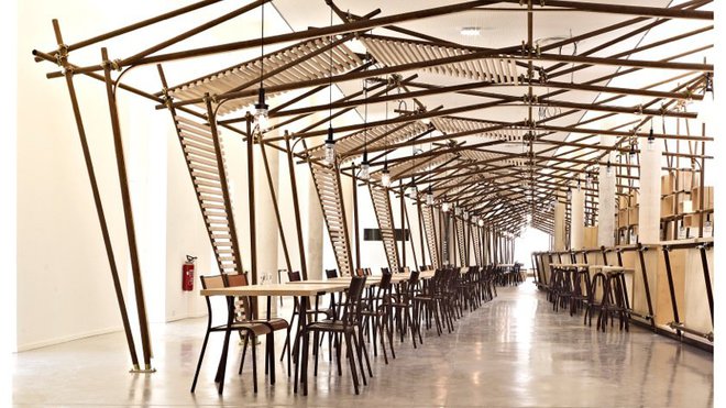 24 lignes, composées de 24 travées, créées par 1024 Architecture et Stéphane Grimaud, est une installation artistique réalisée pour l’accueil et le café du centre. Elle permet  de moduler l’ambiance de la salle (avec des lumières et des sons différents), et de s’adapter au rythme des activités du lieu.