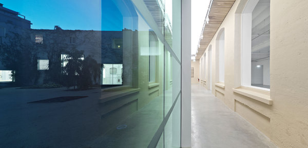 Les galeries ajourées, qui entourent le patio selon un principe de cloître, sont désormais à l’intérieur du bâtiment.