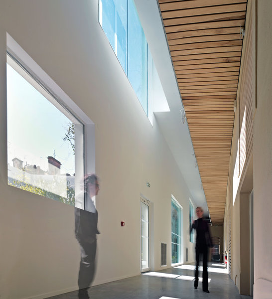 Des galeries desservent l’ensemble des espaces et des fonctions accessibles au public : salles d’exposition, salle pédagogique, centre de ressources, auditorium, café.