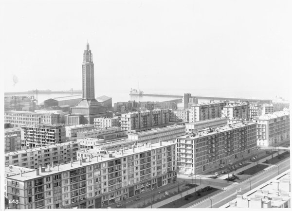 Vue aérienne du Havre, vers l’Eglise Saint-Joseph avec sa flèche qui culmine à 200 mètres de hauteur.