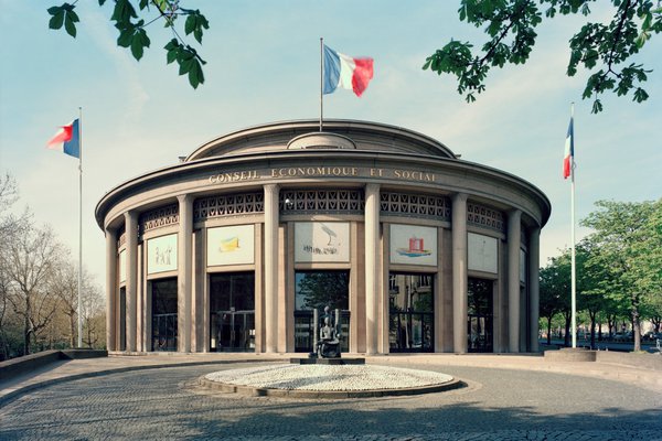 Tel un temple grec rivalisant avec le Parthénon, le Palais d’Iéna, à Paris.