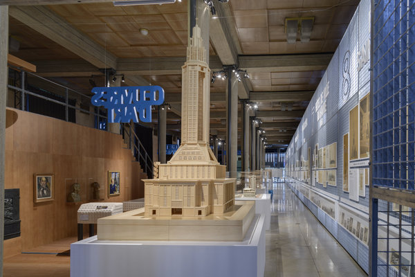 Maquette de l’Eglise Saint-Joseph au Havre. La construction réelle offre des bétons bruts de décoffrage inondés de la lumière colorée qui émane des vitraux. « Auguste Perret, Huit Chefs d’œuvre !/? – Architectures du béton armé ».