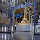 Avec sa scénographie architecturée comme les chefs d’œuvre qu’elle présente, l’espace d’exposition occupe la salle hypostyle du Palais d’Iéna. « Auguste Perret, Huit Chefs d’œuvre !/? – Architectures du béton armé ».