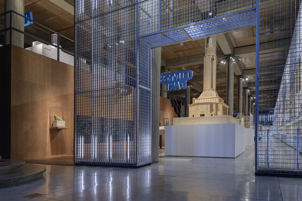 Avec sa scénographie architecturée comme les chefs d’œuvre qu’elle présente, l’espace d’exposition occupe la salle hypostyle du Palais d’Iéna. « Auguste Perret, Huit Chefs d’œuvre !/? – Architectures du béton armé ».