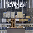 Architecture visionnaire remarquée par Le Corbusier, l’immeuble de la rue Franklin est caractérisé par un mur en briques de verre qui capture la lumière naturelle. « Auguste Perret, Huit Chefs d’œuvre !/? – Architectures du béton armé » Immeuble de la rue Franklin (1903) ».