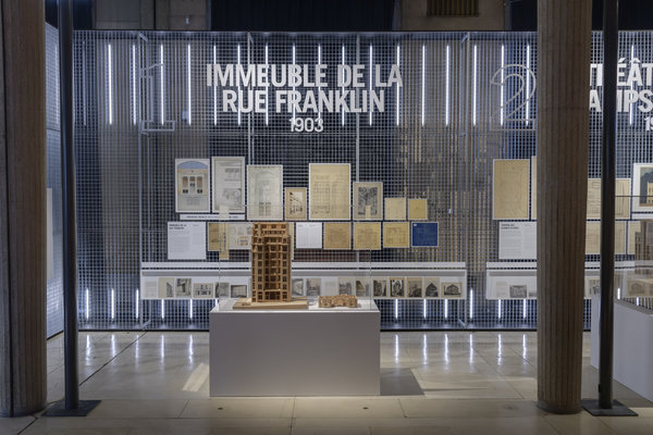 Architecture visionnaire remarquée par Le Corbusier, l’immeuble de la rue Franklin est caractérisé par un mur en briques de verre qui capture la lumière naturelle. « Auguste Perret, Huit Chefs d’œuvre !/? – Architectures du béton armé » Immeuble de la rue Franklin (1903) ».