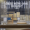 Telle un claustra en béton armé ajouré qui enveloppe l’ossature, l’extraordinaire légèreté de l’Eglise du Raincy. « Auguste Perret, Huit Chefs d’œuvre !/? – Architectures du béton armé » Église Notre Dame du Raincy (1923).