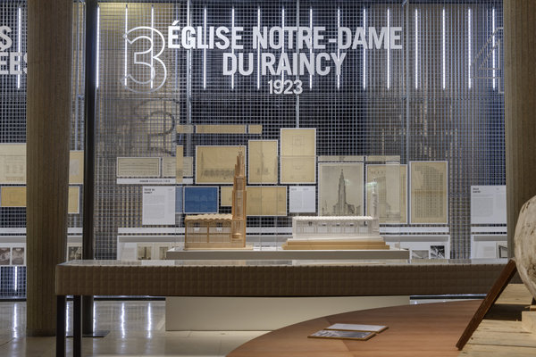 Telle un claustra en béton armé ajouré qui enveloppe l’ossature, l’extraordinaire légèreté de l’Eglise du Raincy. « Auguste Perret, Huit Chefs d’œuvre !/? – Architectures du béton armé » Église Notre Dame du Raincy (1923).