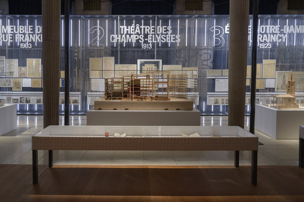 Œuvre décisive dans l’histoire du béton armé, le théâtre des Champs-Elysées présente une solution structurelle innovante. « Auguste Perret, Huit Chefs d’œuvre !/? – Architectures du béton armé » Théâtre des Champs-Elysées (1913).