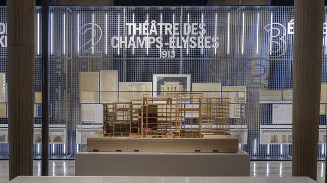 Œuvre décisive dans l’histoire du béton armé, le théâtre des Champs-Elysées présente une solution structurelle innovante. « Auguste Perret, Huit Chefs d’œuvre !/? – Architectures du béton armé » Théâtre des Champs-Elysées (1913).
