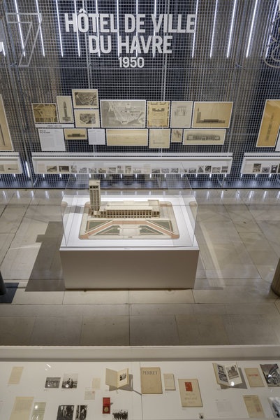 Bâtiment symbole de la reconstruction française, l’Hôtel de Ville du Havre. « Auguste Perret, Huit Chefs d’œuvre !/? – Architectures du béton armé », Hôtel de Ville du Havre (1950).