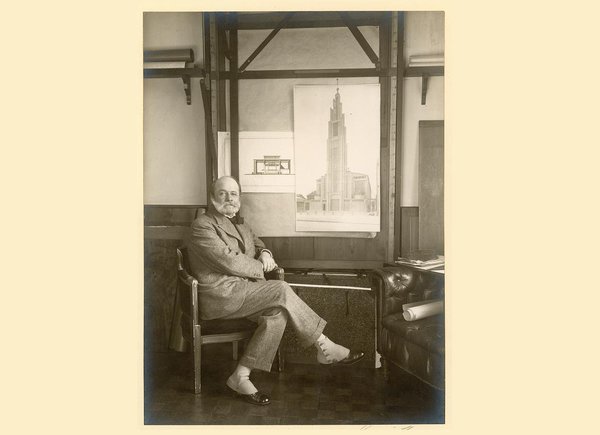 Portrait d’Auguste Perret, en 1925. Après la mort de son père en 1905, il s’associe à ses frères Gustave et Claude pour créer la firme Perret Frères.