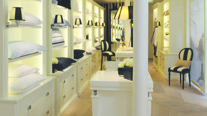 Les boutiques Descamps se sont métamorphosées en un écrin luxueux et raffiné. En passant la porte, nous avons l’impression de rentrer dans un grand appartement haussmannien, intemporel et contemporain.