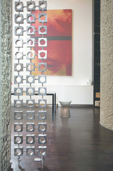 Lokum, chez Worldstyle Design, est un radiateur hydraulique composé de 21 éléments en acier brossé.  Il apportera une touche originale et unique à votre intérieur.