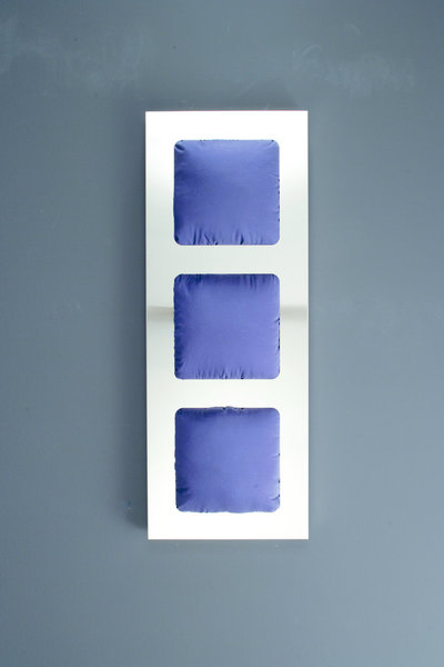 Confort, innovation et design : Makura chez Ad Hoc, est un radiateur hydraulique unique, dont l’architecture en acier est garnie de coussins amovibles remplis de noyaux de cerise qui emmagasinent la chaleur, avant de la diffuser lentement dans votre pièce.