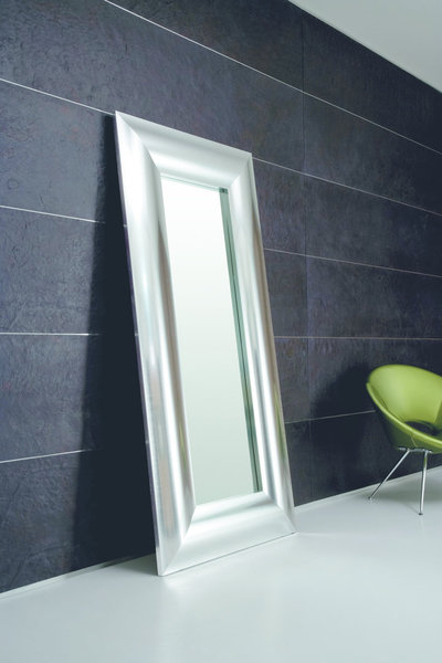 Comme son nom l’indique Mirror, chez Ad Hoc, est un radiateur effet miroir à poser sur le sol, dont le cadre constitue le chauffage. Dans l’entrée, la chambre à coucher ou le salon, il trouvera sa place partout, et surprendra vos hôtes.