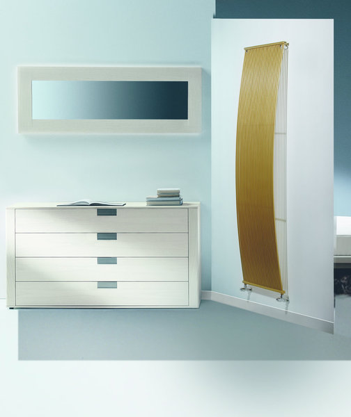 Brem, spécialiste italien des radiateurs design, propose Arco, un radiateur hydraulique à tubes de forme cintrée et peu saillante pour une touche de plasticité et un effet 3D très singulier.