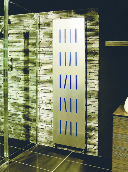 Le radiateur hydraulique S-Dia par Brem offre une plaque radiante avec des entailles colorées qui tendent à rompre la linéarité et la pureté de la plaque, une solution permettant d’assortir la teinte de la plaque à celle des murs ou des meubles pour un bel effet esthétique.