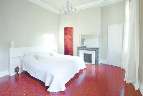 Michel Cinier propose de véritables œuvres d’art, à l’image de Tribal, pièce unique dessinée par Johanne Cinier, dont les reliefs de la patine d’inspiration minérale seront valorisés par un éclairage latéral.