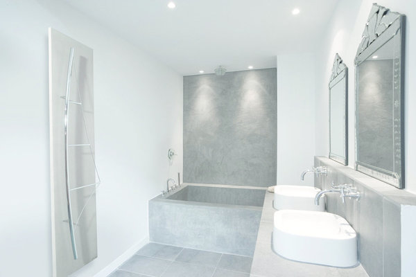 Michel Cinier conçoit ses radiateurs comme des sculptures. Le sèche-serviettes Voile en pierre Olycale est composé de barres en acier soudé à la main, poli puis chromé. Son design imitant la voile donnera des allures de bord de mer à votre salle de bains.