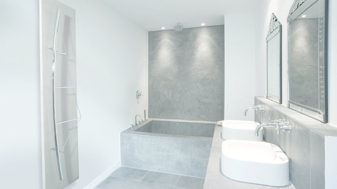 Michel Cinier conçoit ses radiateurs comme des sculptures. Le sèche-serviettes Voile en pierre Olycale est composé de barres en acier soudé à la main, poli puis chromé. Son design imitant la voile donnera des allures de bord de mer à votre salle de bains.